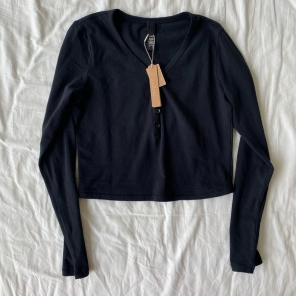 Skims NEW VINTAGE LONG SLEEVE CROPPED HENLEY in ONYX size S - Picture 1 of 3